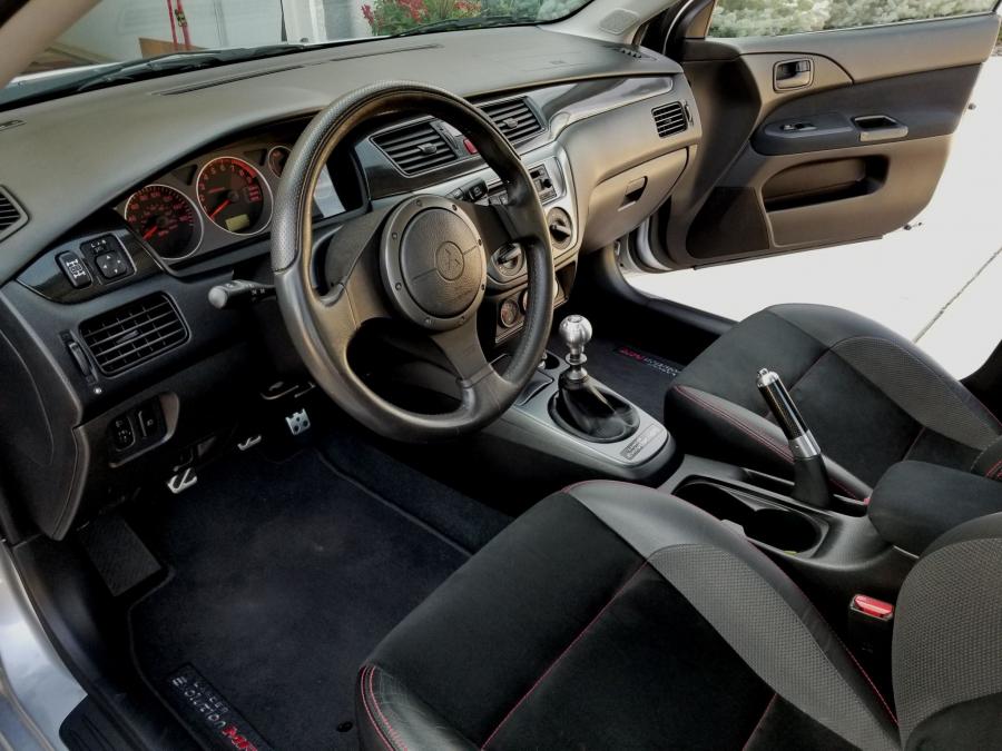 Интерьер Mitsubishi Lancer Evolution IX MR 2006 года  (фото 40 из 69)